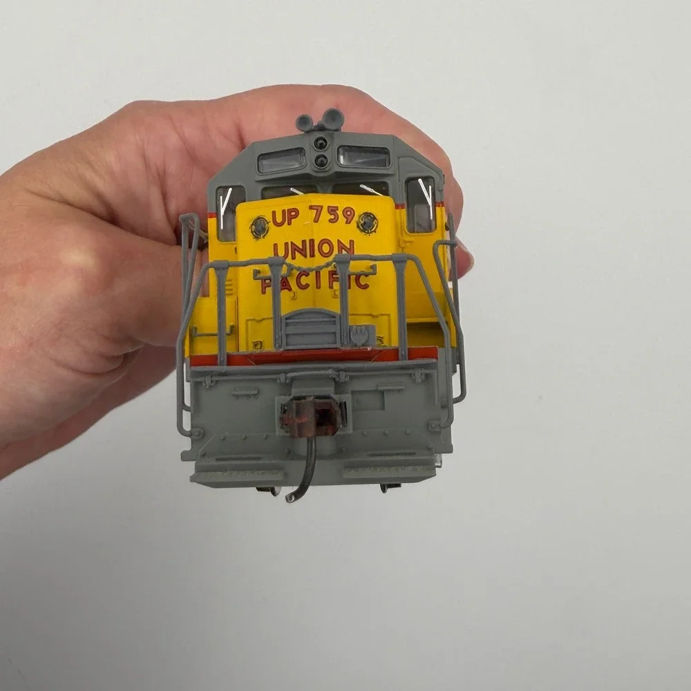 Kato EMD GP35 Phase Ib Union Pacific HO Scale Yellow #759 37-04G Diesel Engine